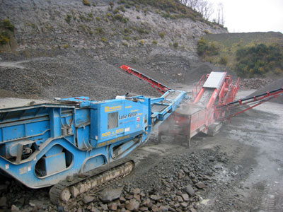 Mobile Crusher and Screener with dust and noise suppression in action